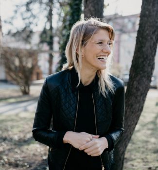 Traurednerin Carolin freut sich auf Eure freie Trauung