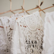 Brautkleider auf Kleiderbügel