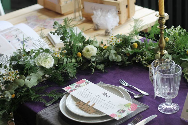 Hochzeits-Tischdekoration mit Blumen und Kerzen