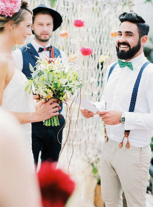 Wunderschönes Boho-Paar bei freier Trauung im Botanikum München mit Strauß & Fliege