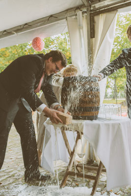 Bräutigam sticht ein Fass Bier an für die Hochzeitsfeier | Strauß & Fliege