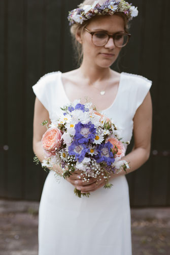 Brautkleid und Blumen - Bild von Hochzeitsfotograf Hamburg myfunkyweding | Strauß & Fliege