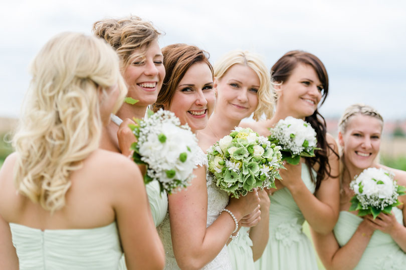 Lachende Brautjungfern in mintgrünen Kleidern | Strauß & Fliege