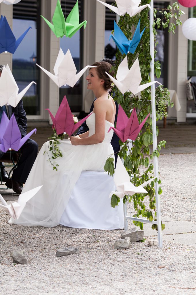 DIY Papierkraniche als Hochzeitsdekoration bringen Glück | Strauß & Fliege