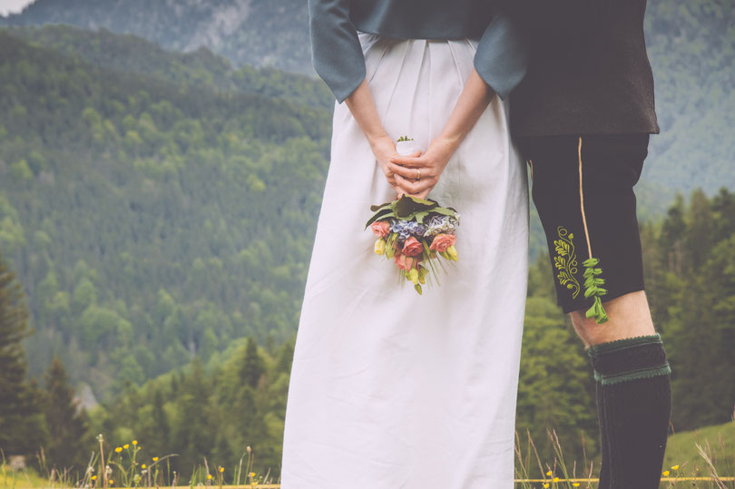 Bräutigam in Lederhosen - Bild von Hochzeitsfotograf Hamburg myfunkyweding | Strauß & Fliege