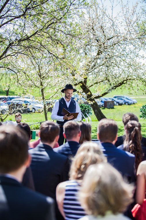 Hochzeit im Frühling in München mit Hochzeitsredner:innen von Strauß & Fliege