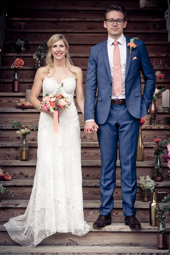 Braut und Bräutigam vor wunderschön dekorierter Treppe | Strauß & Fliege