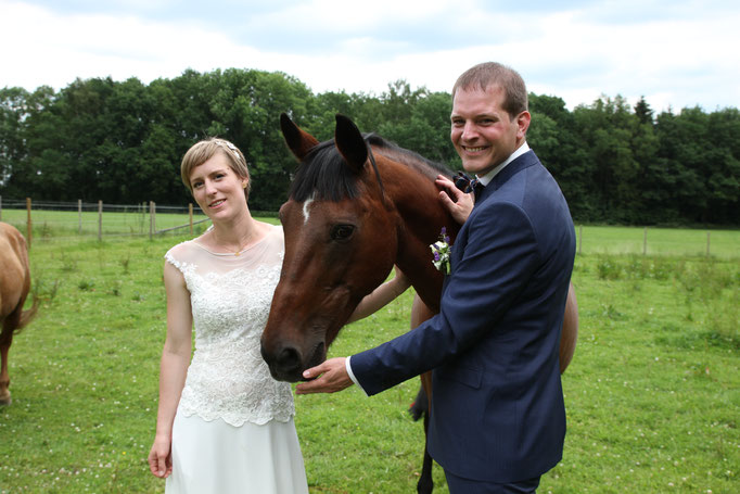 Brautpaar mit Pferd | Strauß & Fliege