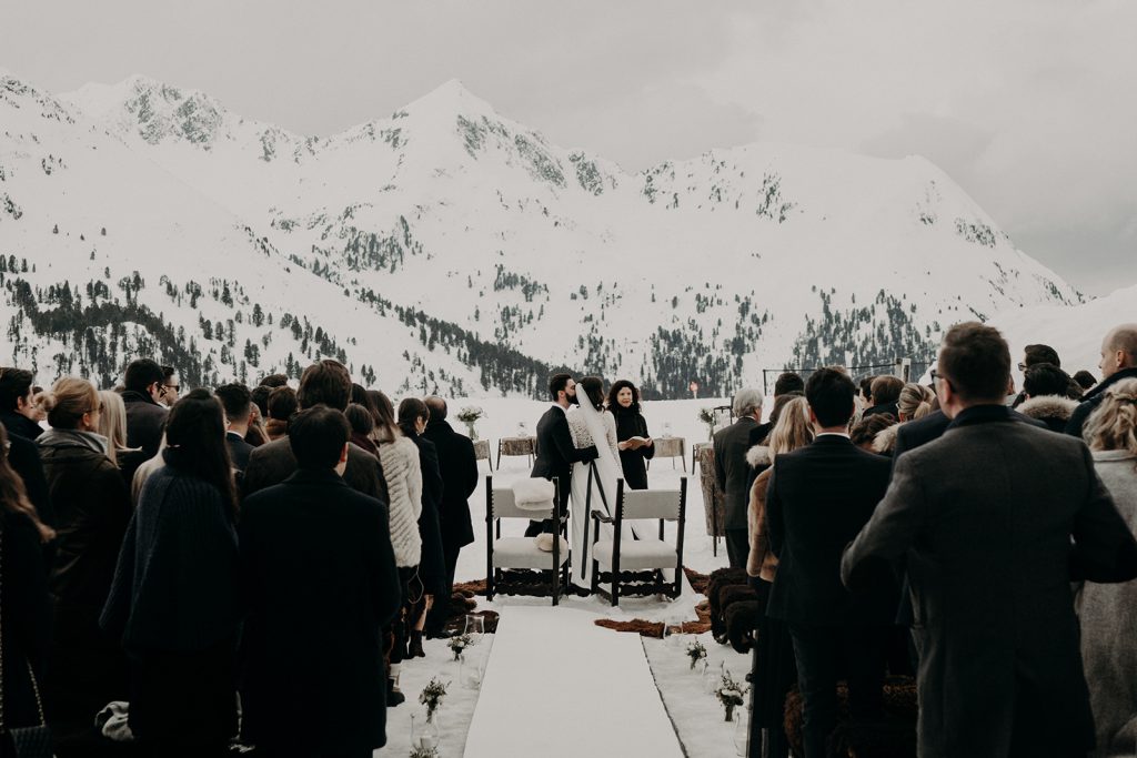 Traumhafte Zeremonie bei einer Winterhochzeit in den Bergen