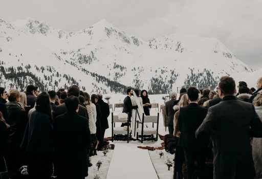 Traumhafte Zeremonie bei einer Winterhochzeit in den Bergen