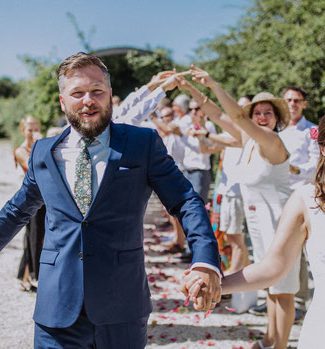 Einzug Brautpaar | Freie Trauungen mit Hochzeitsredner | Strauß & Fliege