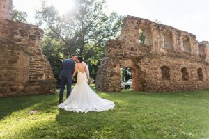 Brautpaar vor antiker Ruine