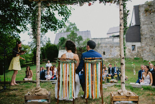 Hochzeit unter freiem Himmel mit Hochzeitsrednerin von Strauß & Fliege