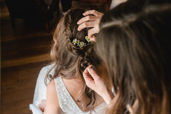 Wunderschöne Brautfriseur mit Blumen