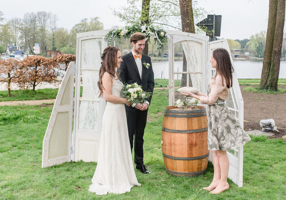 Kleine Hochzeit zu zweit auf einer Wiese mit persönlicher Traurede | Strauß & Fliege