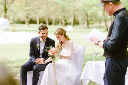 Hochzeit unter freiem Himmel mit Hochzeitsrednerin von Strauß & Fliege