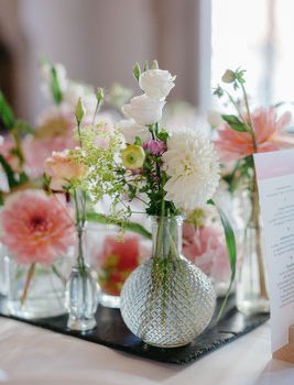 Blumendekoration für die Hochzeit und freie Trauung mit Strauß & Fliege