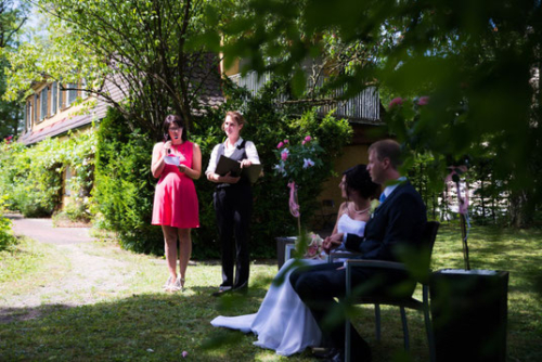 Freunde tragen dem Brautpaar während der Zeremonie wünschen vor | Freie Trauung | Strauß & Fliege