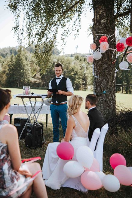 Freie Hochzeit unter freiem Himmel mit Hochzeitsrednerin von Strauß & Fliege