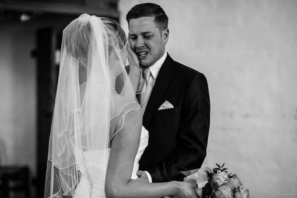 Bräutigam zu Tränen gerührt bei First Look mit Braut | Strauß & Fliege