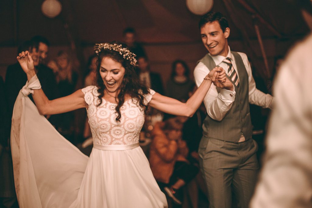 Niko und Sabrina feiern Ihre DIY freie Trauung im Blueland bei Ohlstadt in Bayern. Die Musik zur freien Trauung kam vom Bräutigam selbst