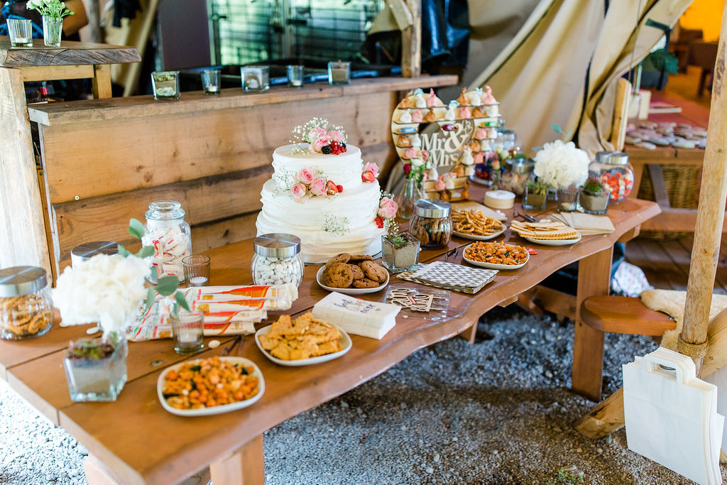 Kuchen und Dessertbuffet mit Hochzeitstorte und Candy Bar