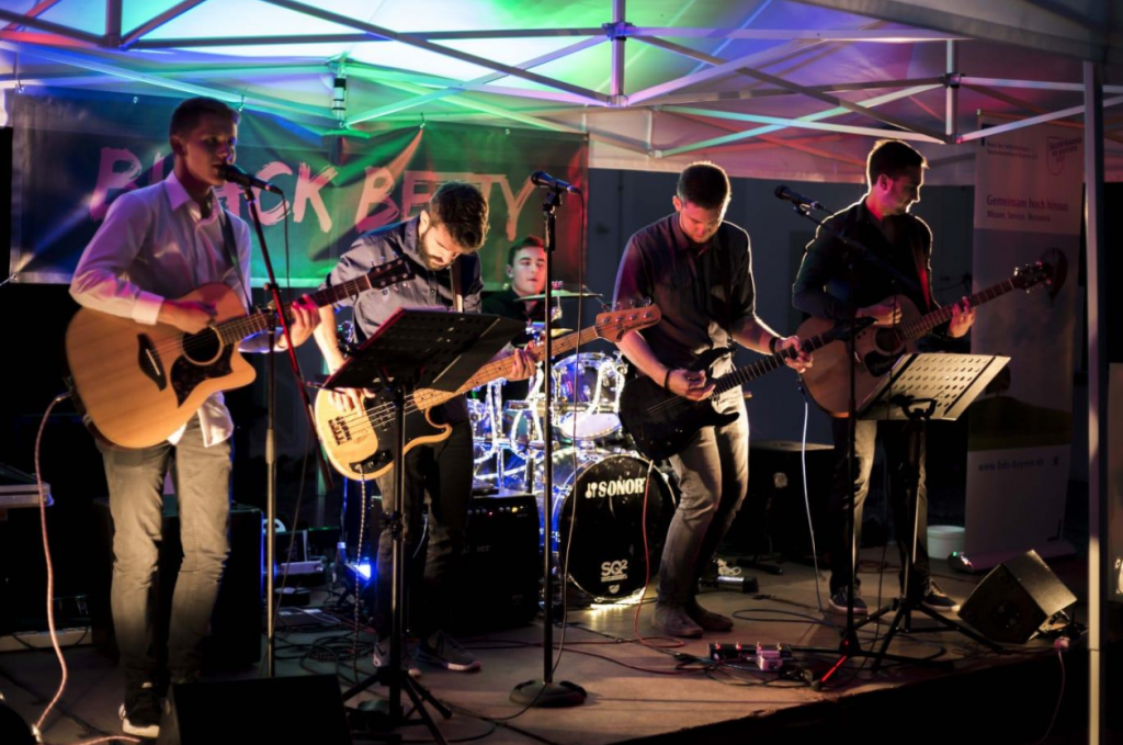 Die Ulmer Coverband Black Betty bringt einen aberwitzigen Sound auf die Bühne | Strauß & Fliege