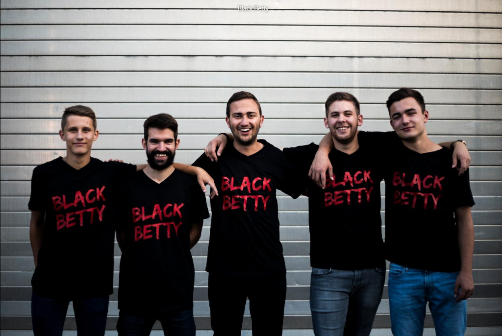 Coverband und Hochzeitsband Black Betty bittet zum Tanz | Strauß & Fliege
