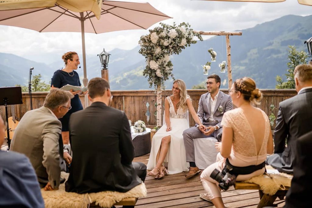 Hochzeitsednerin Melanie auf einer wunderschönen Berghochzeit | Strauß & Fliege