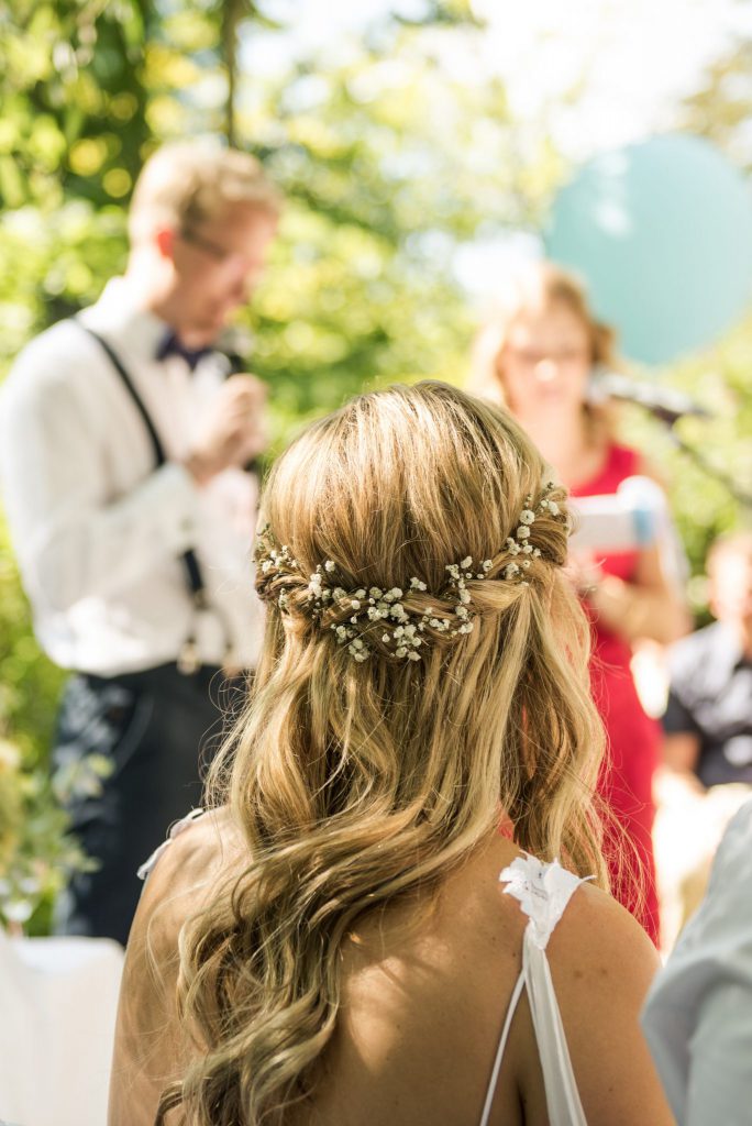Wunderschöne Brautfriseur mit Blumenkranz | Strauß & Fliege