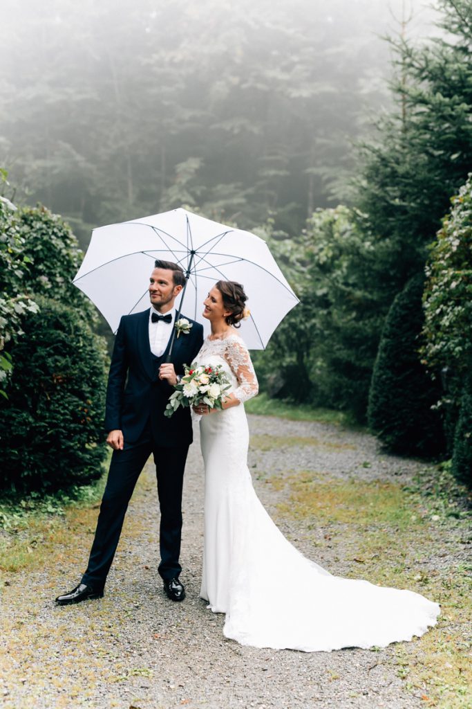 Brautpaar mit Regenschirm bei einer freien Trauung