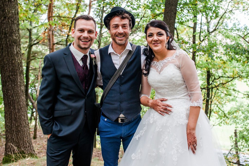 Brautpaar mit Hochzeitsredner Thomas in Dresden | Strauß & Fliege