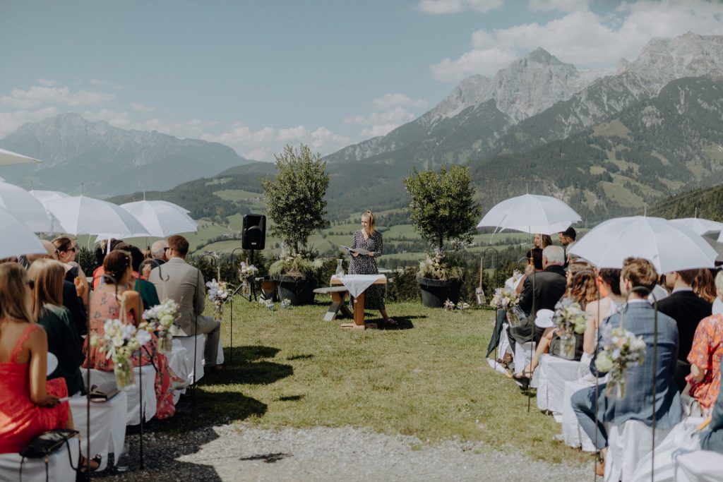 Freie Trauung in den Alpen mit Hochzeitsrednerin Marina Danner | Strauß & Fliege