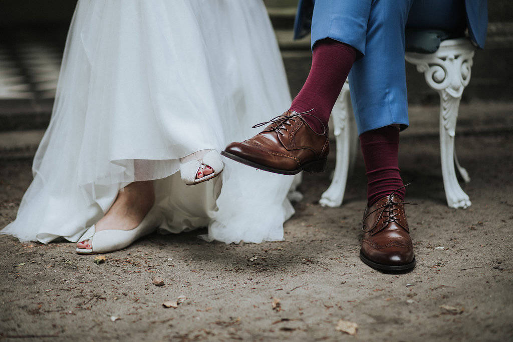 Füße eines Brautpaars während der Trauzeremonie