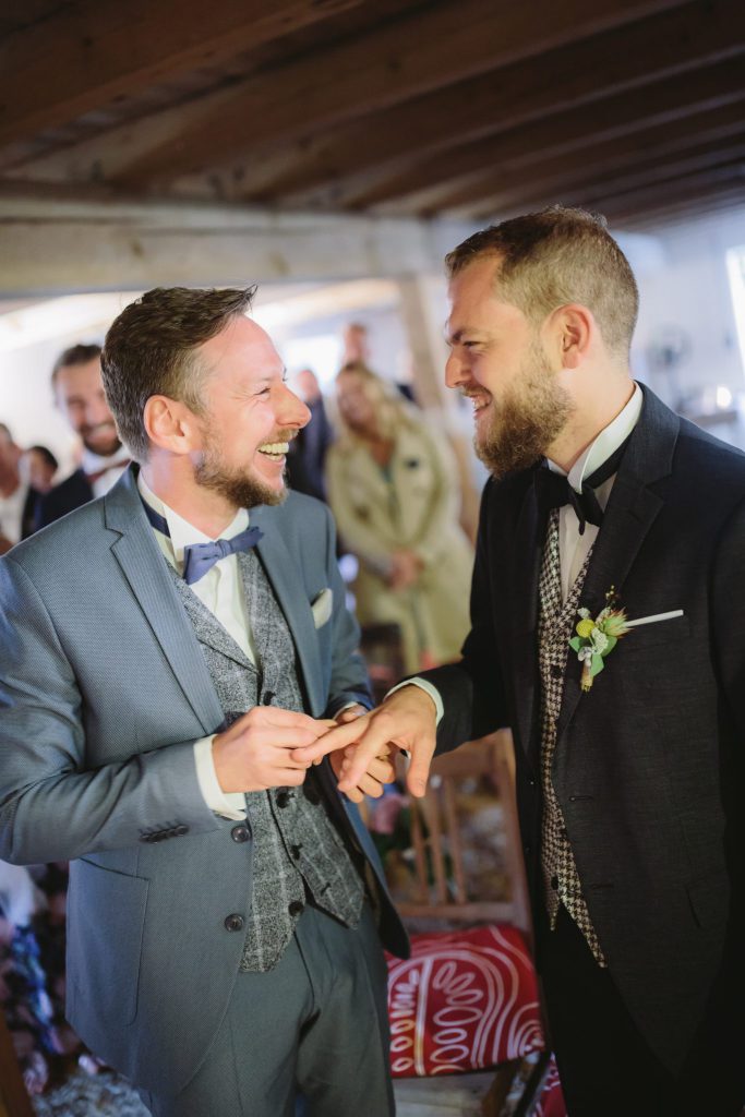 Wunderschöne queere freie Hochzeit mit Strauß & Fliege