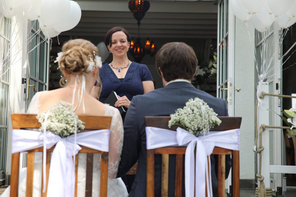 Traurednerin Anna Fasciani bei einer freien Hochzeitszeremonie