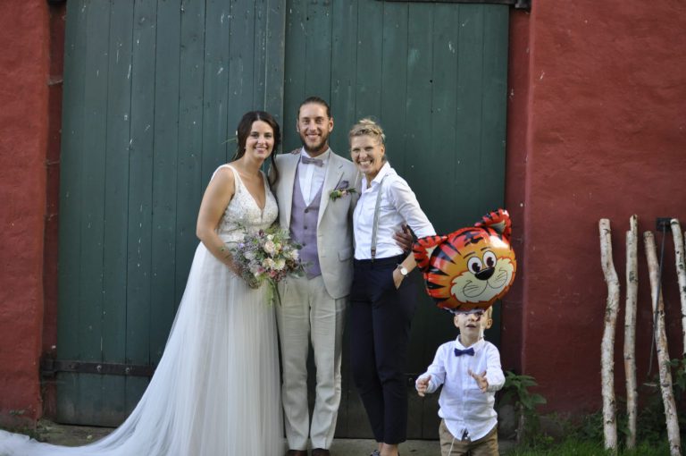 Traurednerin Carolin Wett mit glücklichem Brautpaar nach der freien Hochzeitszeremonie