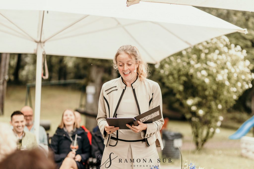 Hochzeitsrednerin Elna Lindgens bei einer freien Trauung im Freien | Strauß & Fliege