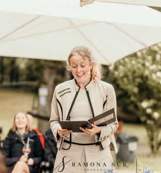 Hochzeitsrednerin Elna Lindgens bei einer freien Trauung im Freien