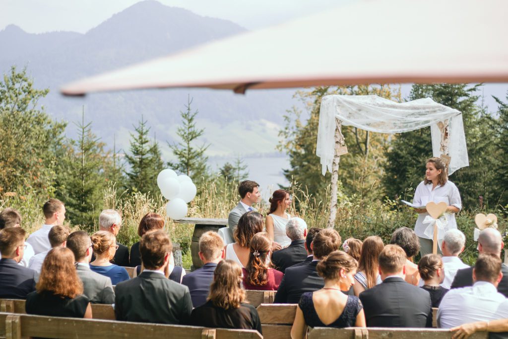 Traurednerin Martha Münder hält die freie Hochzeit unter freiem Himmel | Strauß & Fliege