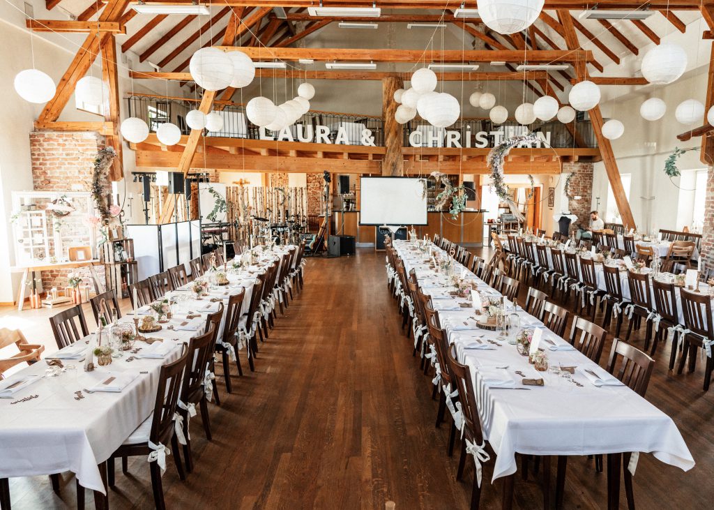 Tisch- und Raumdekoration einer Hochzeitsfeier | Strauß & Fliege