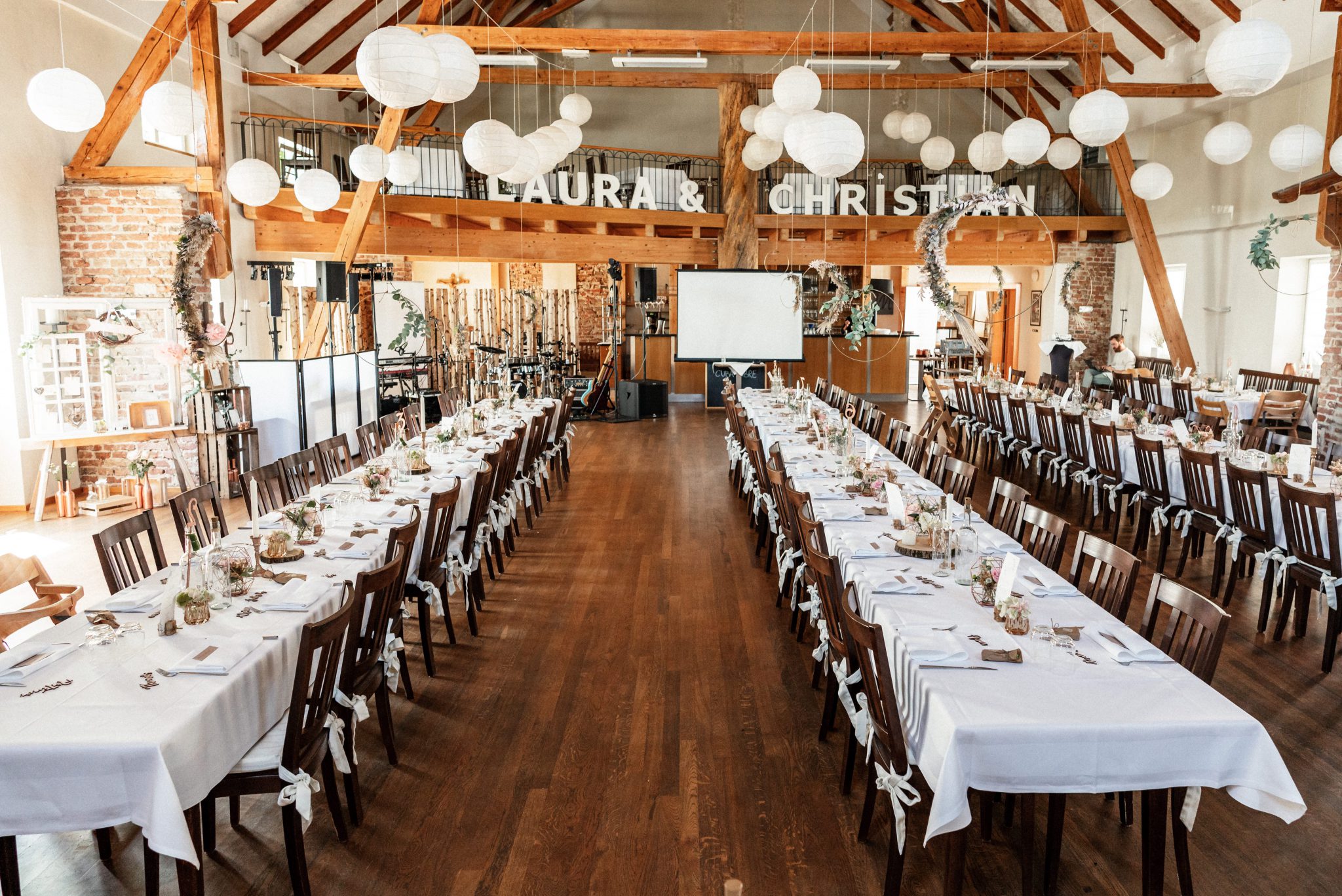 Tisch- und Raumdekoration einer Hochzeitsfeier