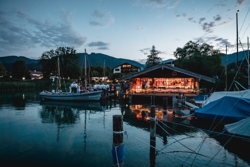 Bootshaus und Steg am See als Hochzeitslocation