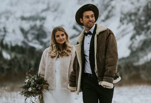 Brautpaar in verschneiten Bergen heiratet noch spontan in 2020