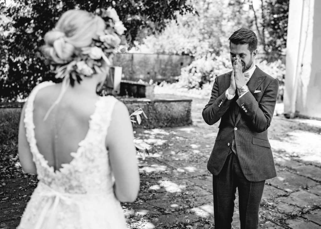 Bräutigam sieht Braut zum ersten Mal kurz vor der Zeremonie