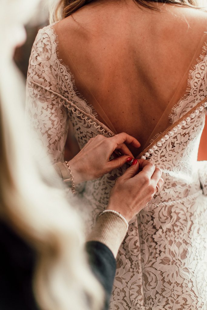 Braut macht sich fertig für die freie Trauzeremonie | Getting Ready | Strauß & Fliege