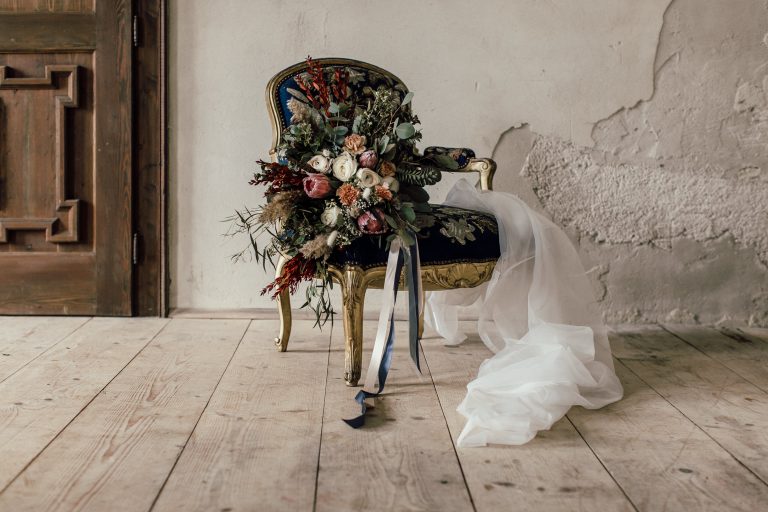Brautstrauß drapiert auf antikem Sessel