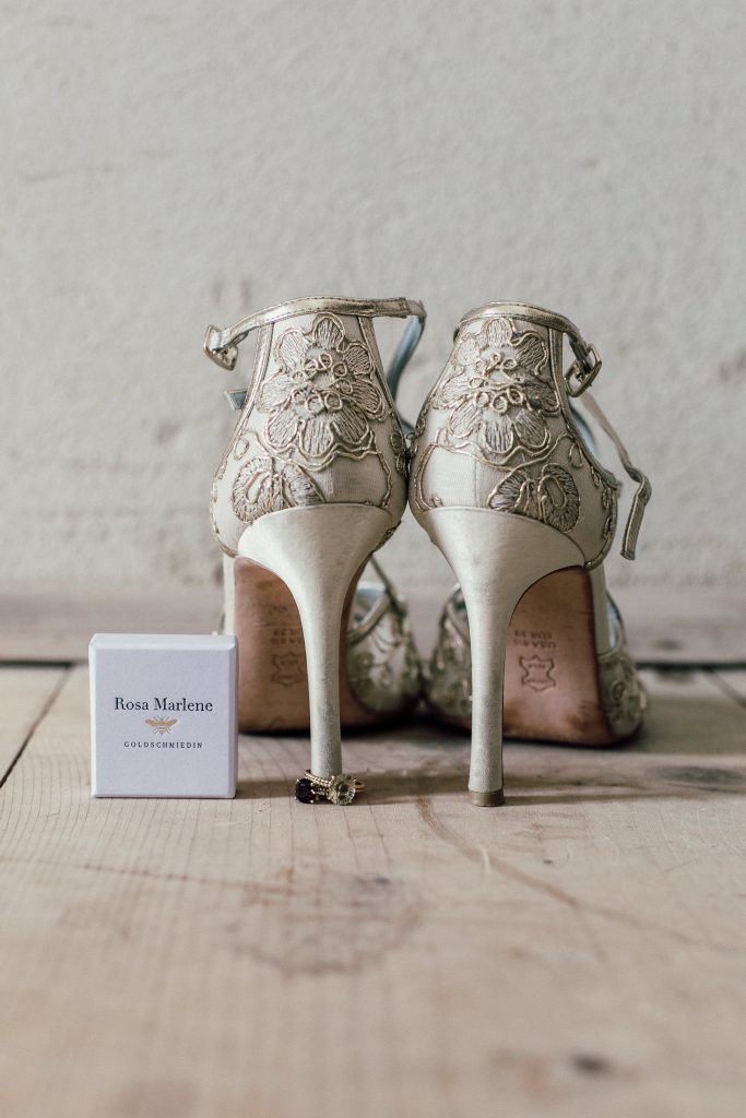 Herrlich verzierte Schuhe für die Braut | Strauß & Fliege