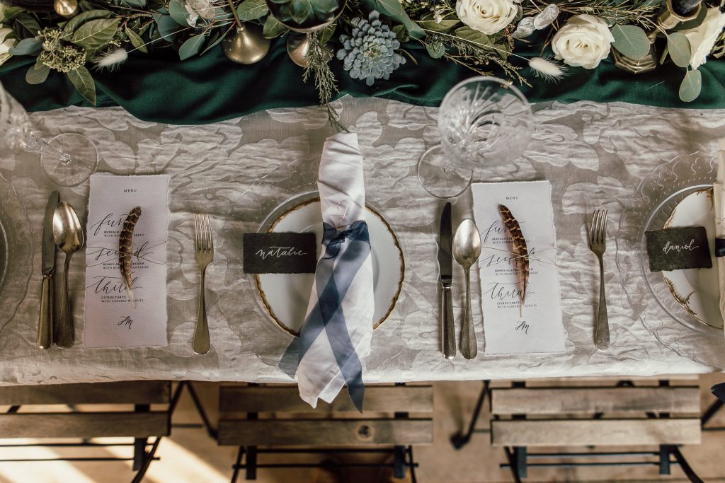 Tischdekoration mit Federn bei einer Hochzeitsfeier | Strauß & Fliege