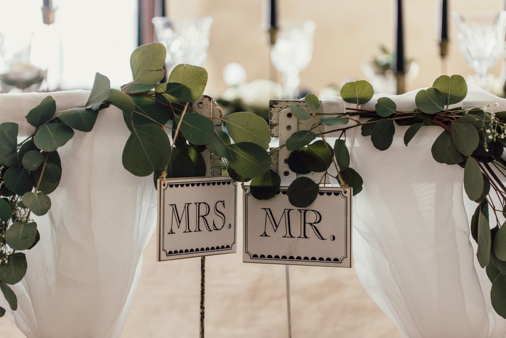 Tischdekoration und Namensschilder bei einer Hochzeitsfeier | Strauß & Fliege
